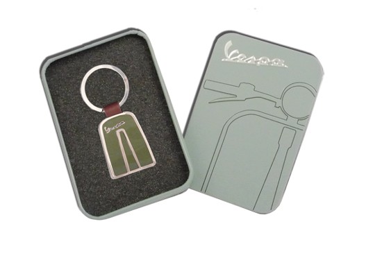 Schlüsselanhänger Vespa Beinschild grün in Metallbox