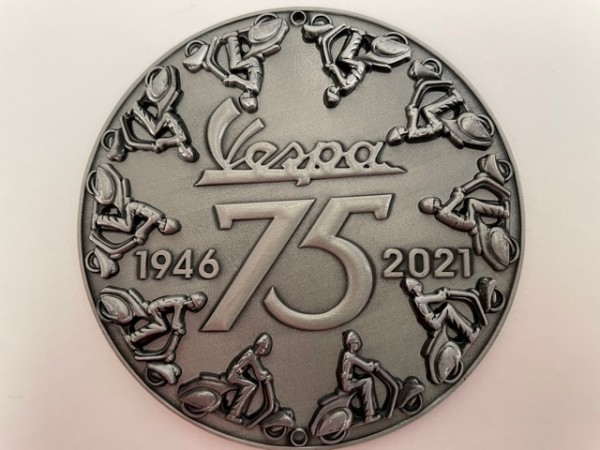 Plakette "75 Jahre Vespa" Limitiert auf 75 Stück.