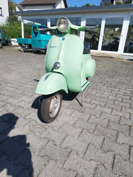 vespa 50r von 1976 läuft aus italien