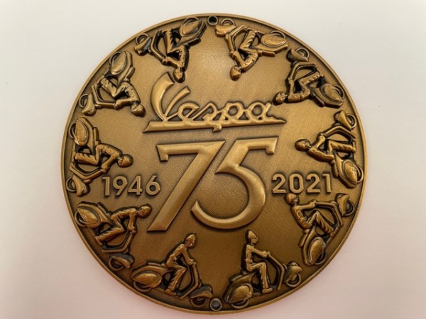 Plakette "75 Jahre Vespa" Limitiert auf 75 Stück.